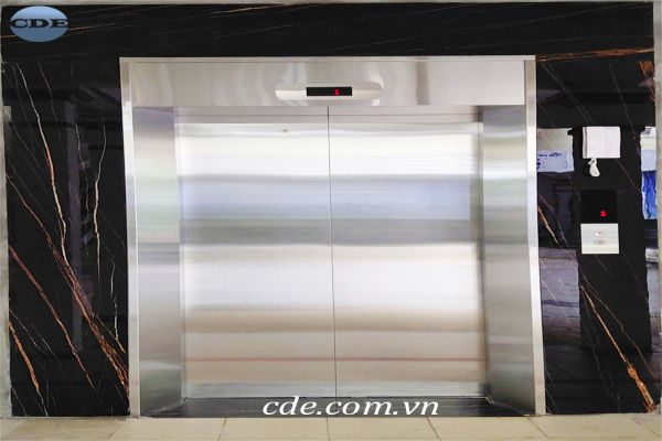 Thang máy chở khách 1350Kg